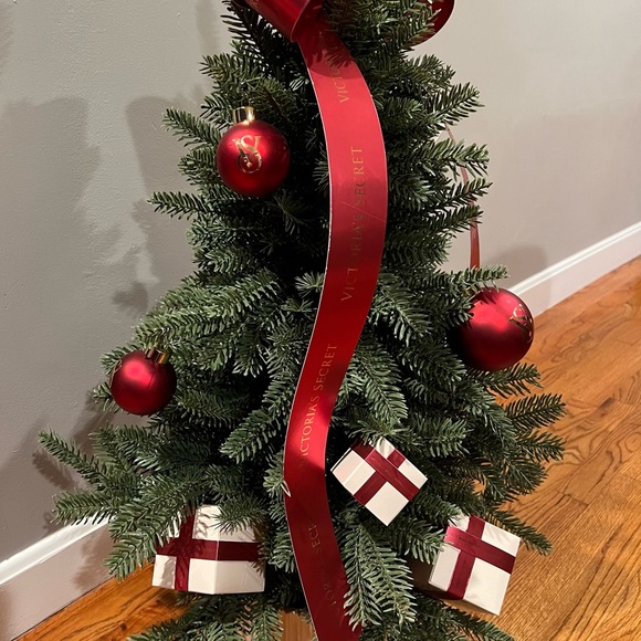 Victoria’s Secret Christmas display tree - Picture 4 of 9